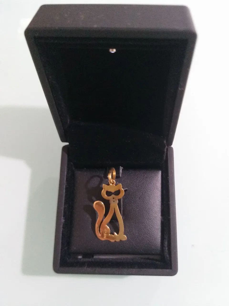 PINGENTE COM DESIGN DE GATO, EM OURO AMARELO 18K, COM UM DIAMANTE.   - Foto 3