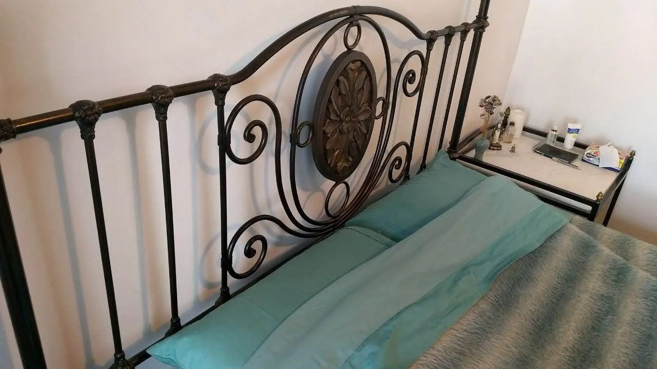 Cama King Size com 2 Criados Mudos e Colchão  - Foto 4