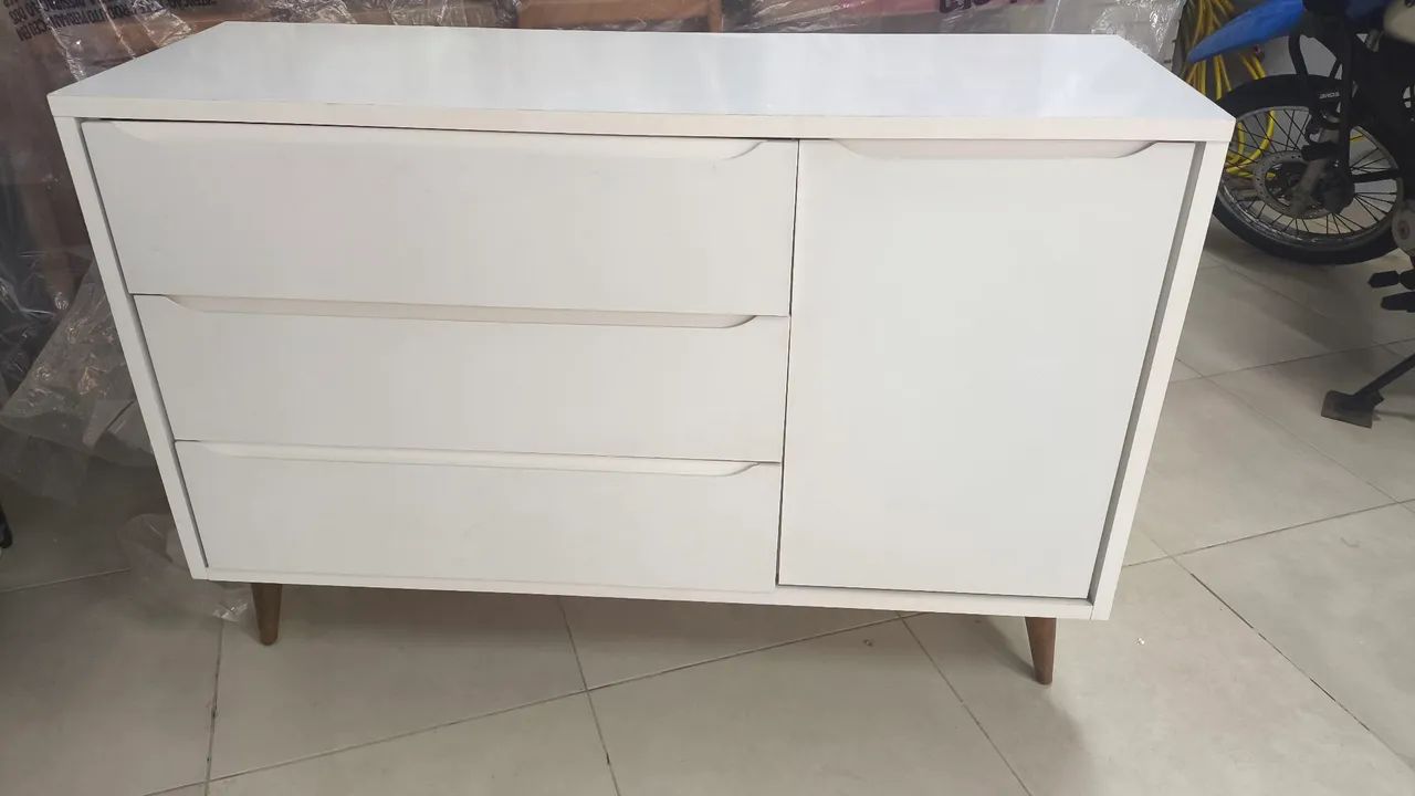 Cômoda retrô 3 gavetas 1 porta 