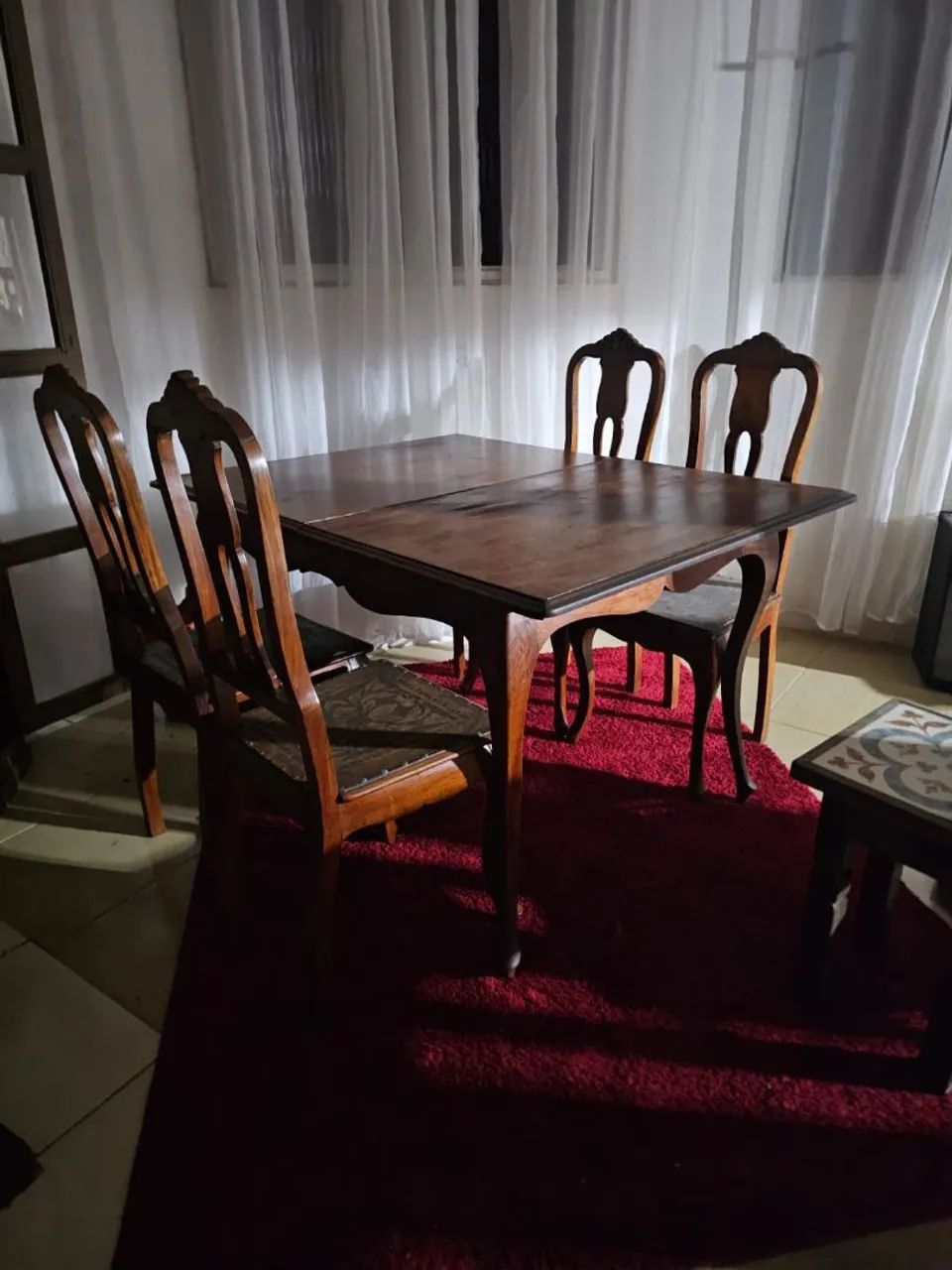 Mesa e 4 cadeiras antigas