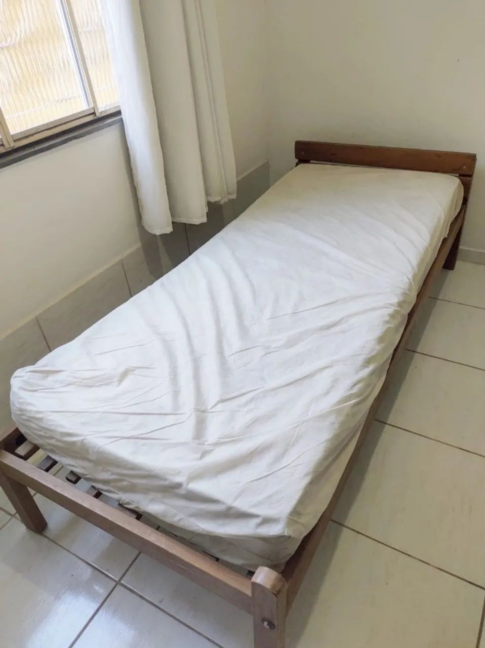 Cama de madeira + colchão