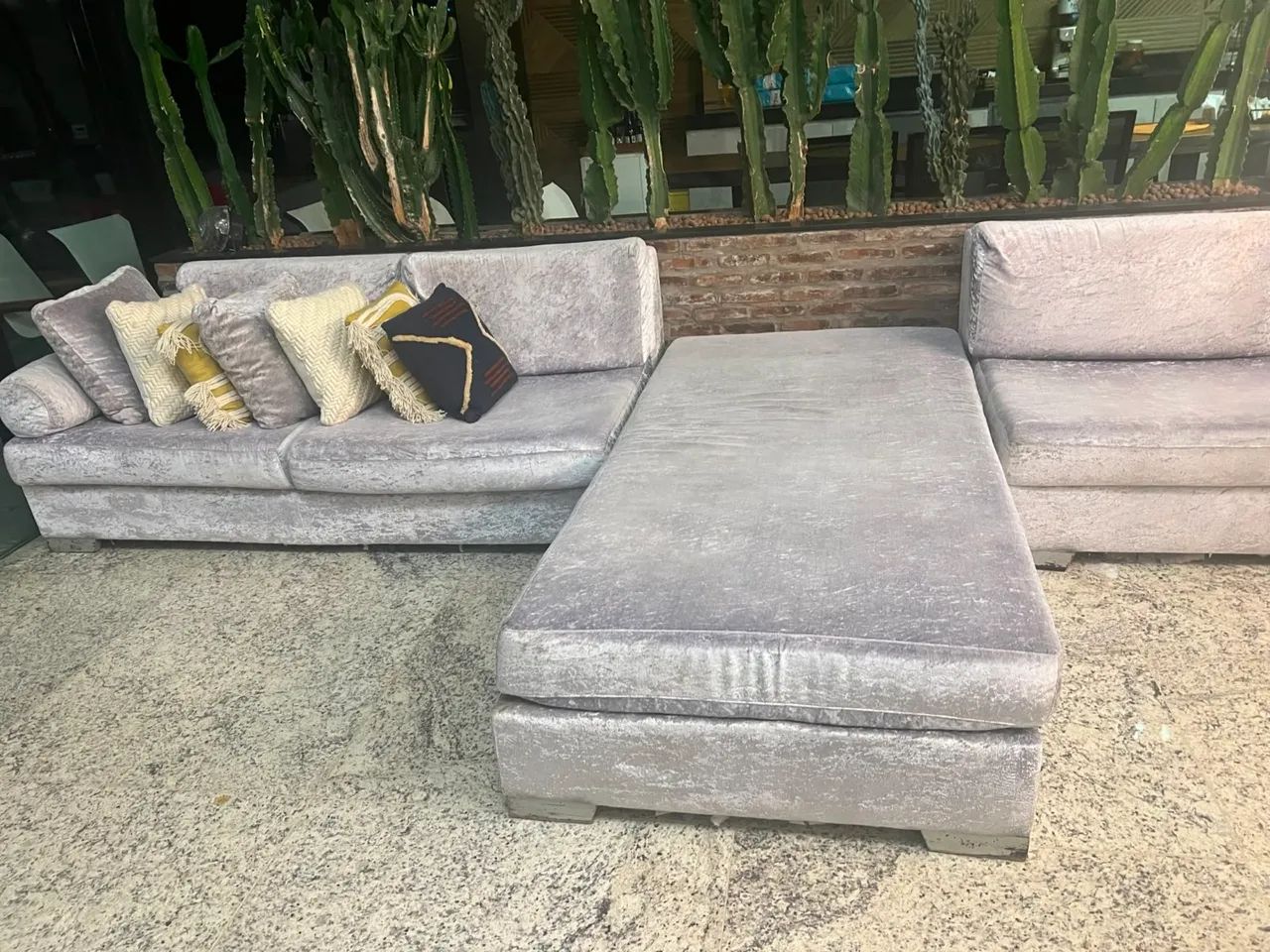 Sofá de Canto Retrátil com Chaise em Veludo Cinza - Excelente Estado - Foto 2