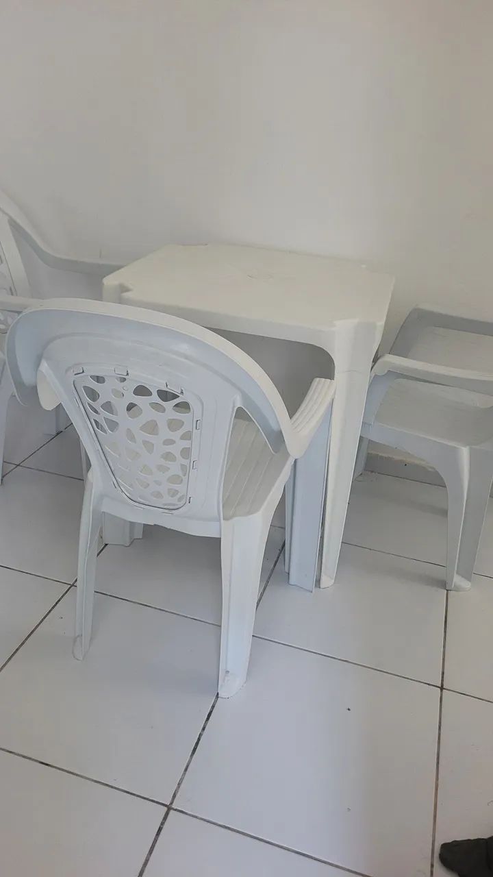 Conjunto de mesa com 3 cadeiras de plástico (tipo poltrona) - Foto 5