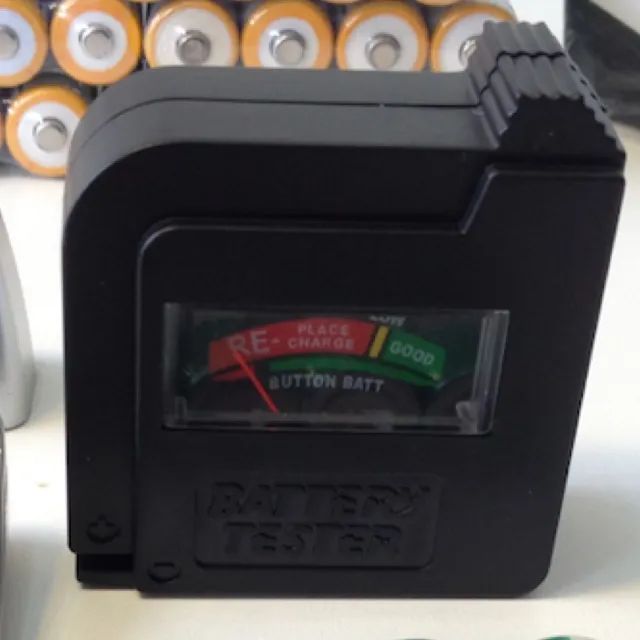 Rf113 Testador voltímetro para pilhas baterias AA AAA e 9V teste recarregável - Foto 3