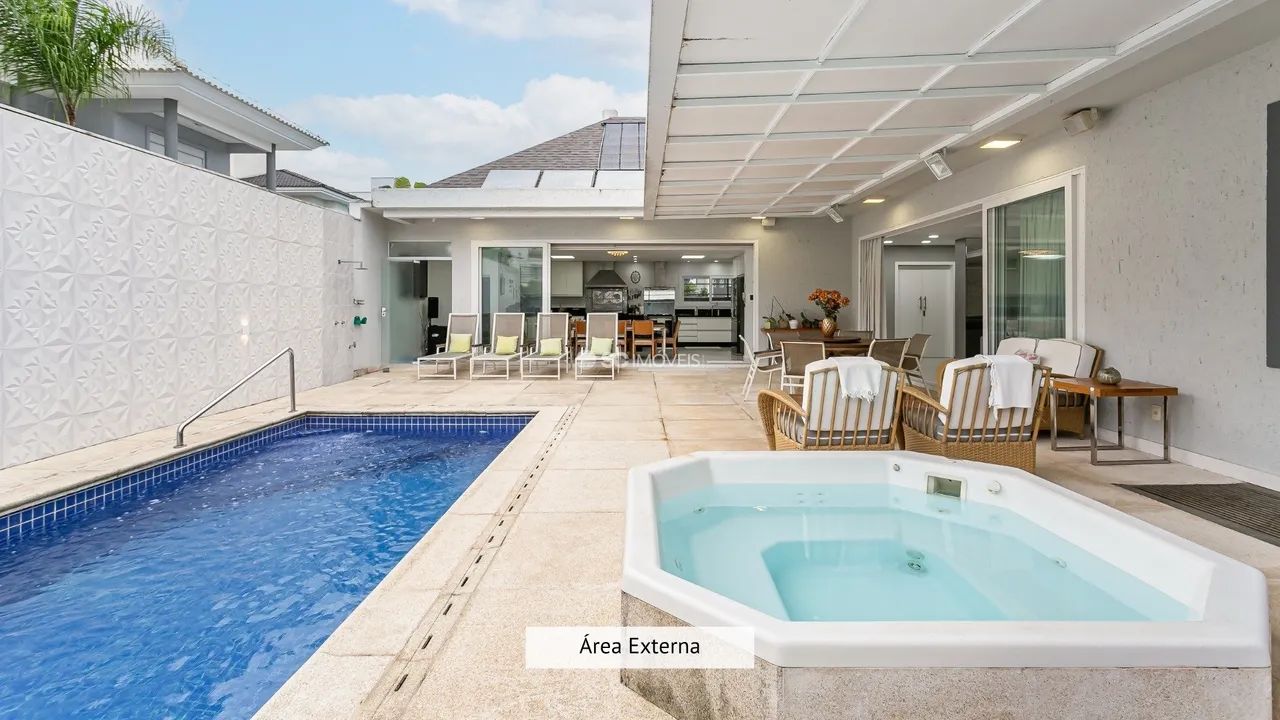 Casa com 5 Dormitórios e Piscina - Jurerê - Foto 2
