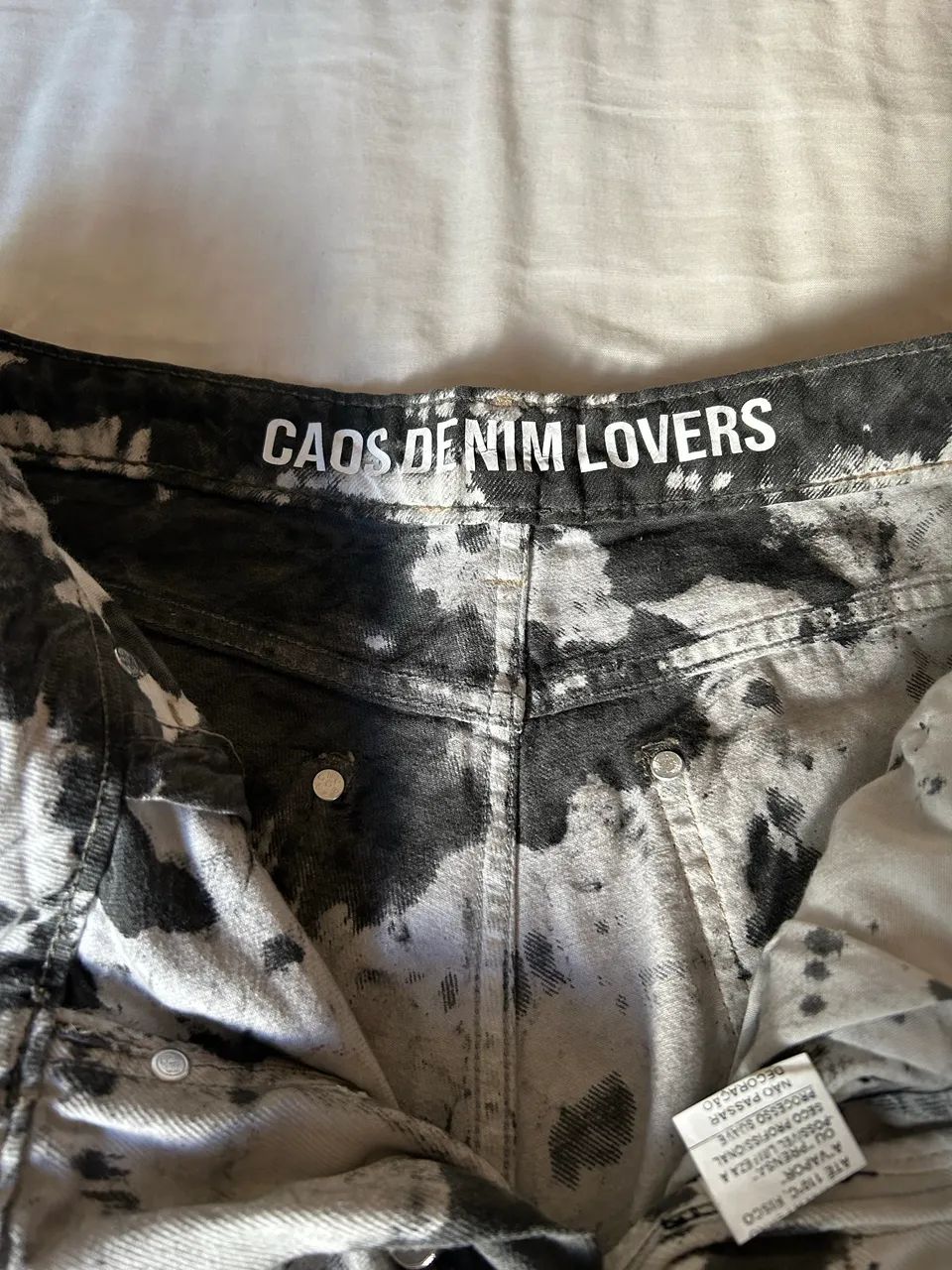 Calça jeans da grife CAOS  - Foto 4