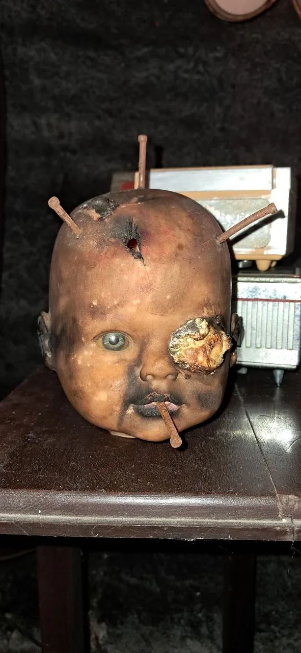 Cabeça de boneca macabra terror