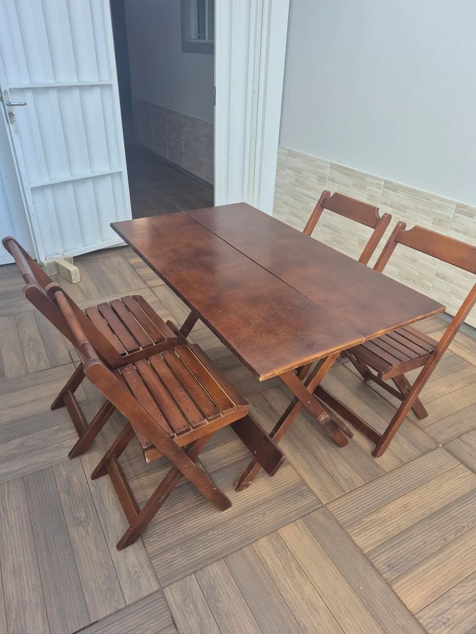 Mesa de Madeira com 4 cadeiras - Foto 2