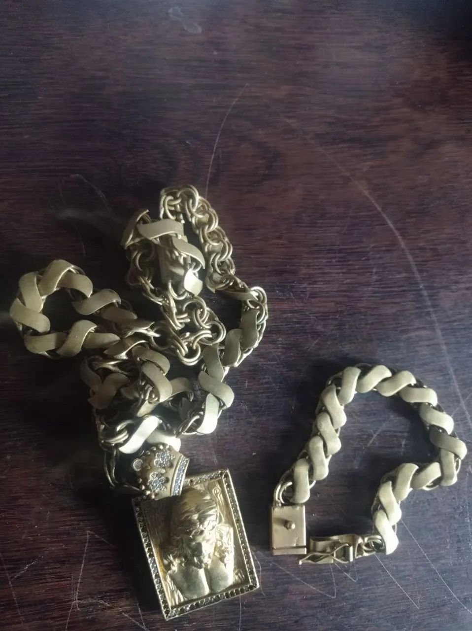 Cordão e pulseira de moeda antiga