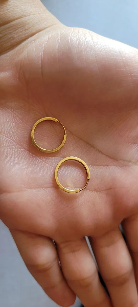 Argola foleada a ouro 18k