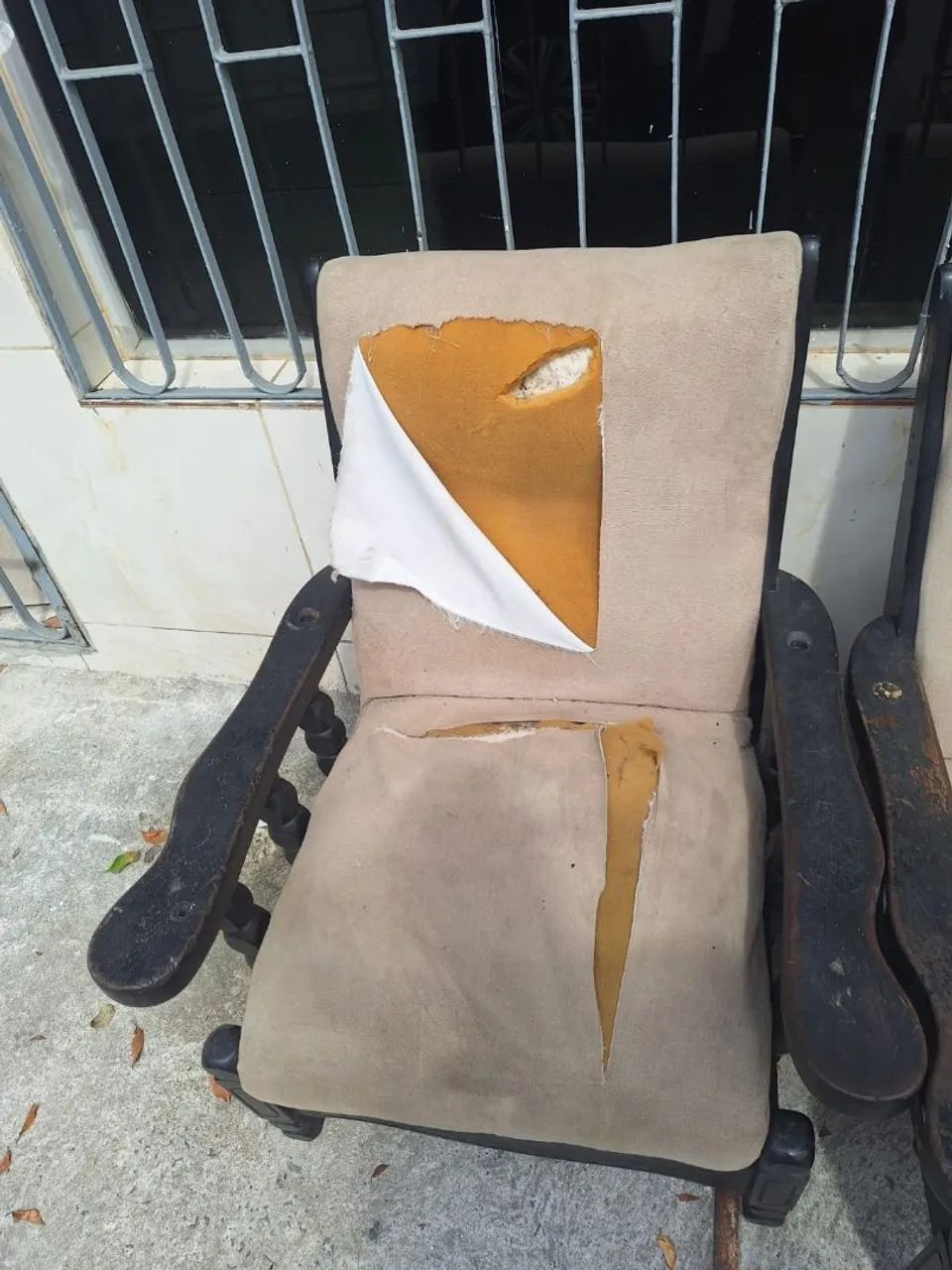 Duas poltronas madeira pura, precisando ajeitar o tecido. - Foto 4