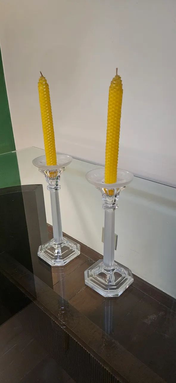 Um par de castiçais de cristais 