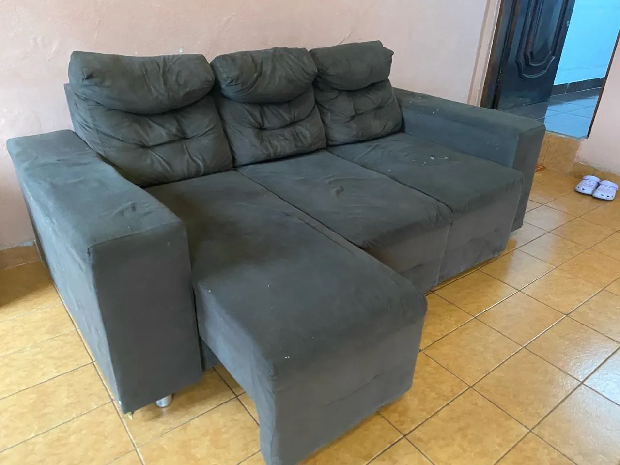 Sofá 3 lugares retrátil em suede marrom