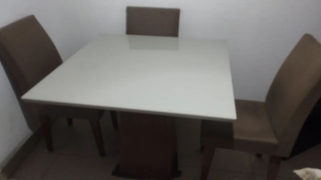 Vendo mesa com quatro cadeiras 