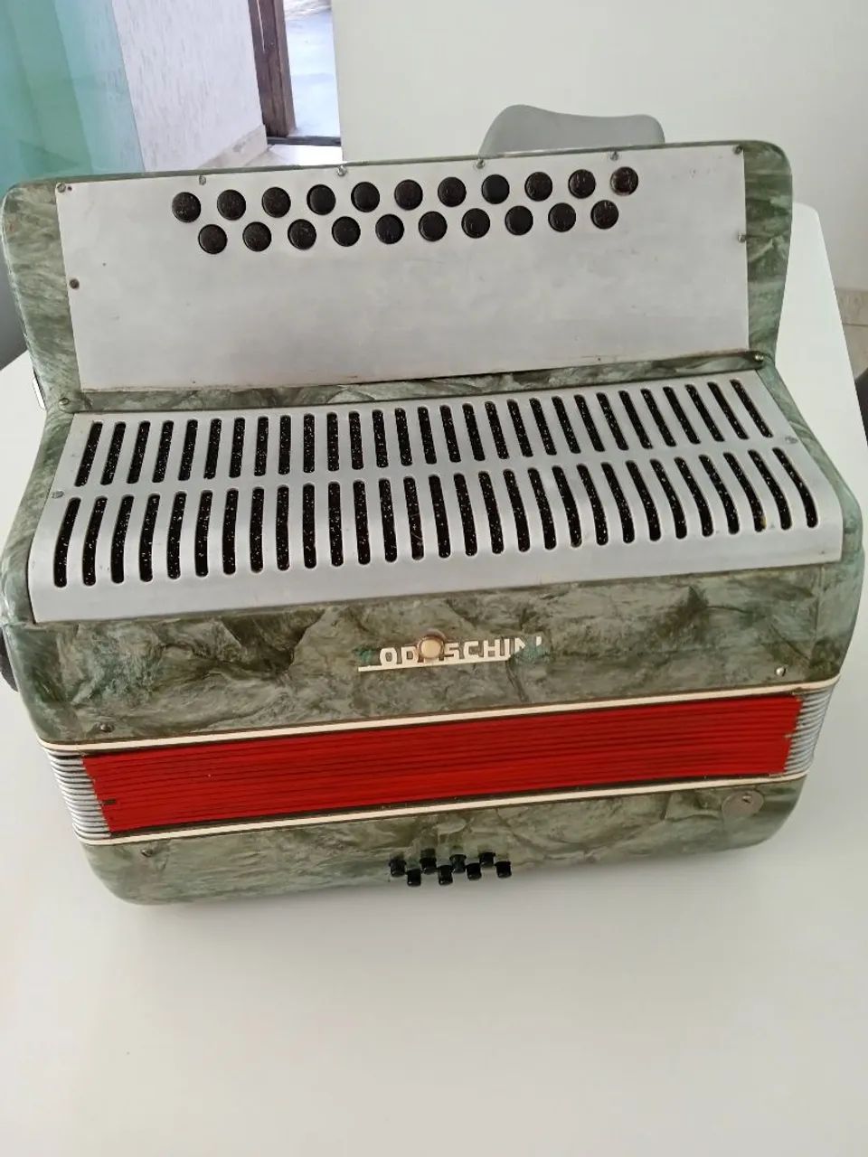 Acordeon Todeschini 8 baixos antiga afinadinha  - Foto 4
