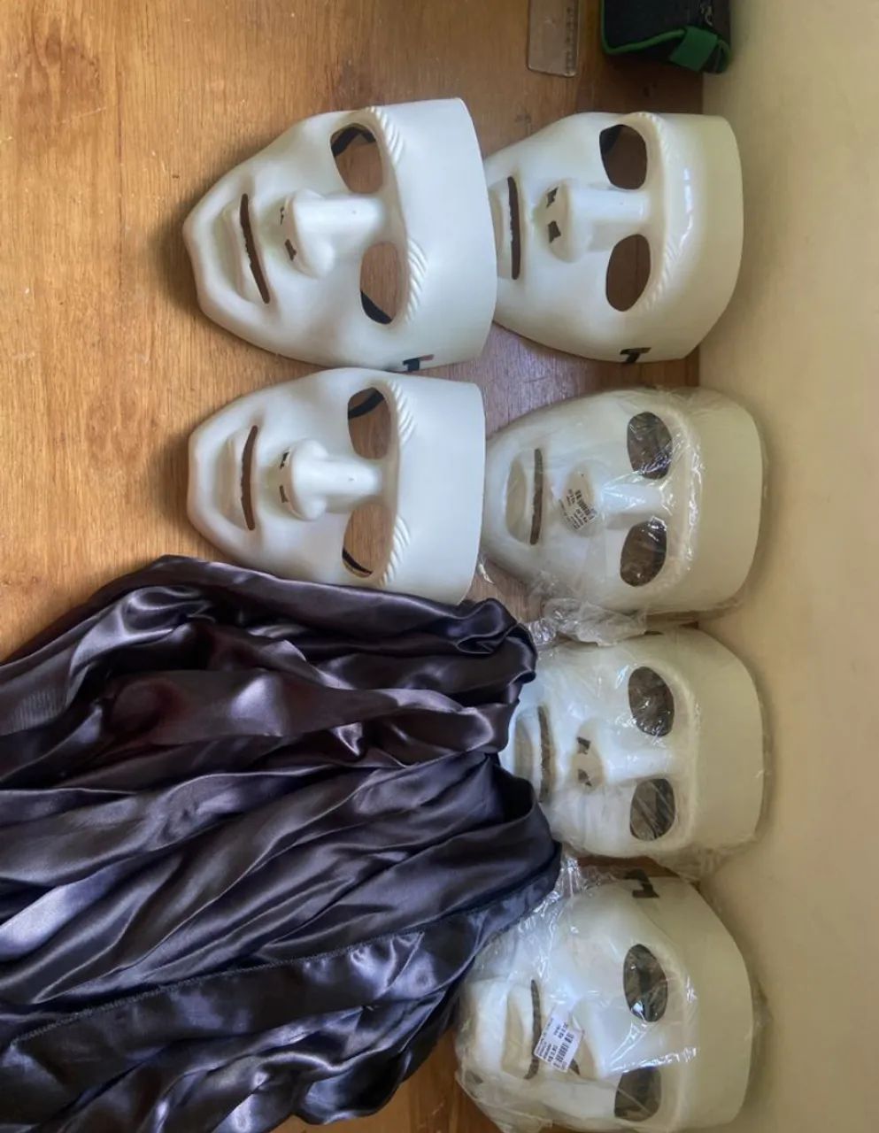Kit 6 Máscaras Brancas + Capa Preta - Foto 2