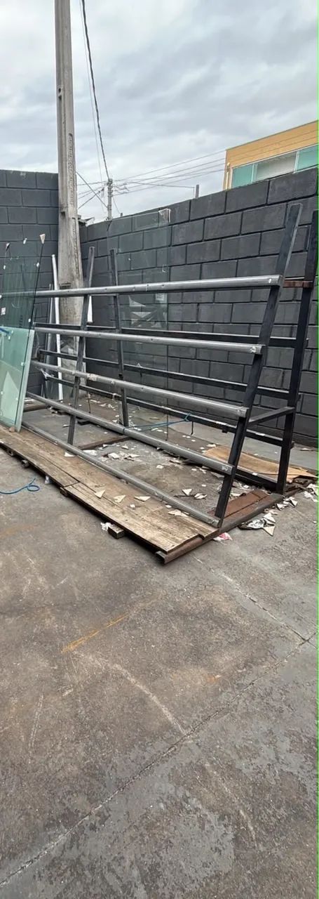 Cavalete grande para vidros R$ 800,00