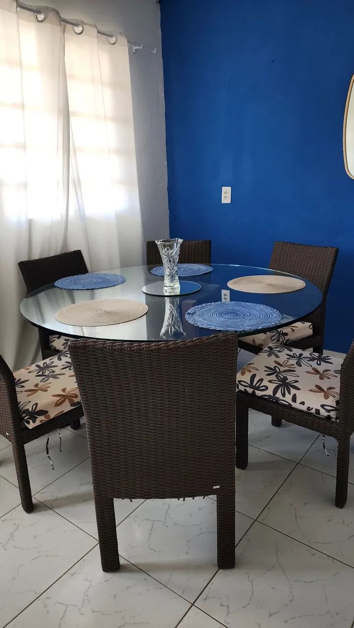 Vende-se Uma Mesa de vidro com 6 cadeiras de vime - Foto 2