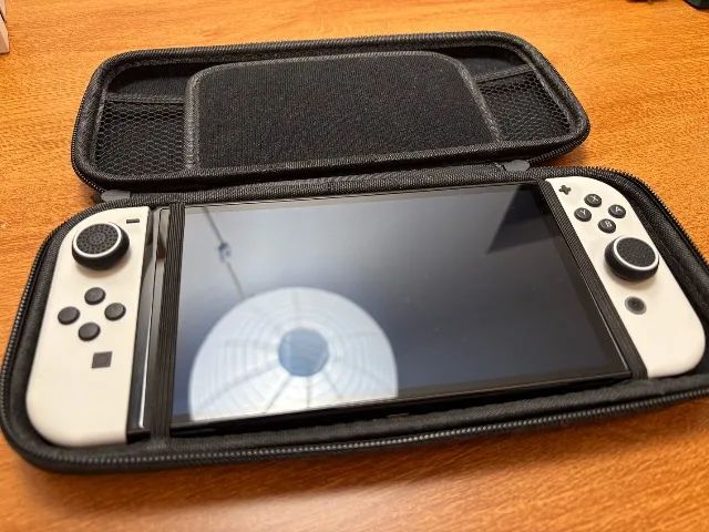 Nintendo Switch OLED + Case