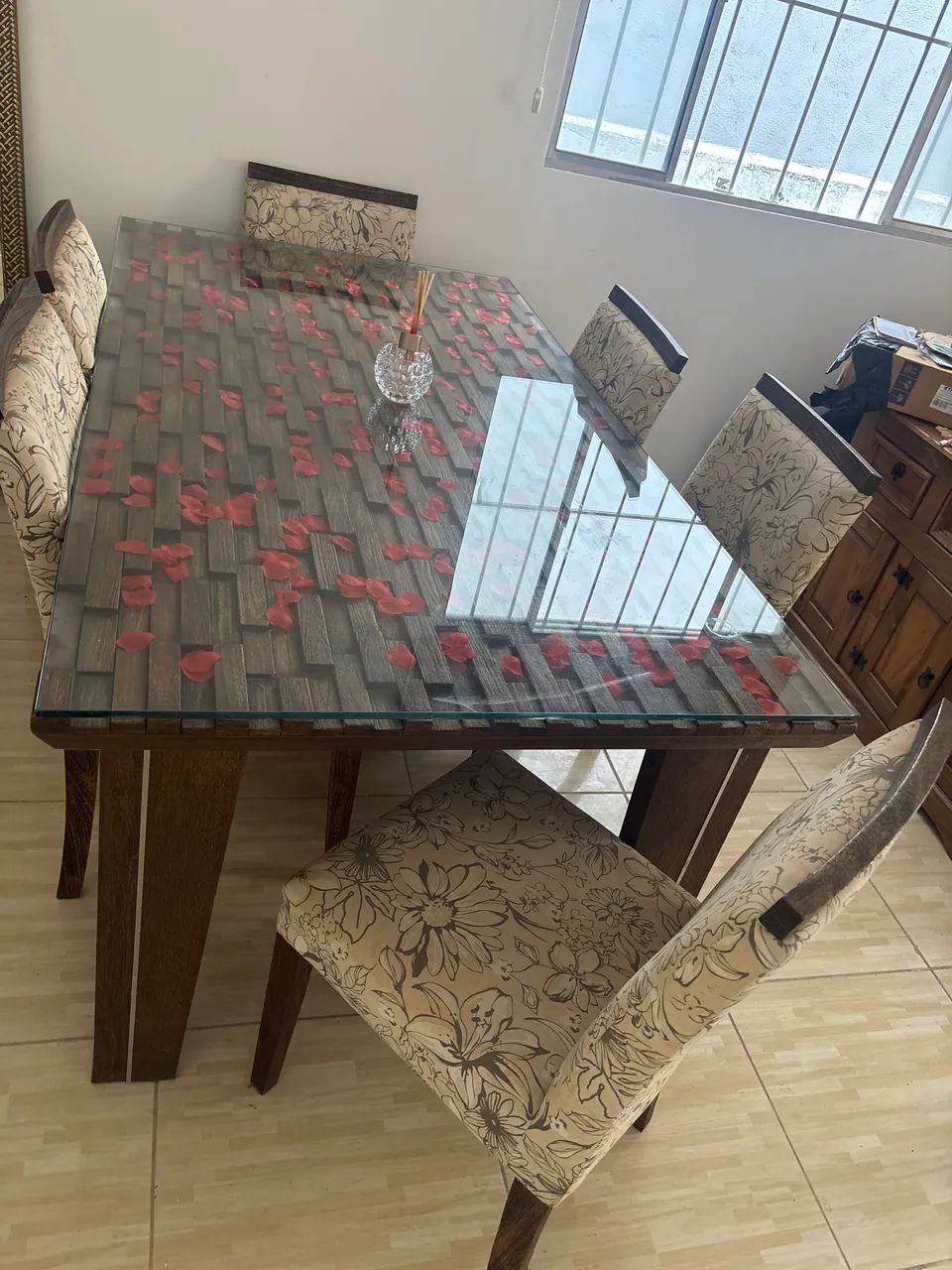 Mesa com seis cadeiras madeira de demolição