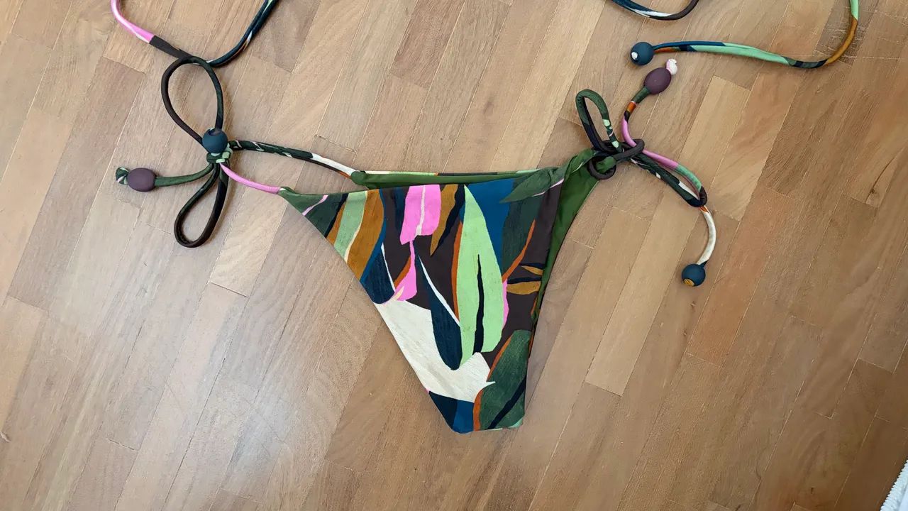 Biquíni verde estampado com amarração no ombro  - Foto 2