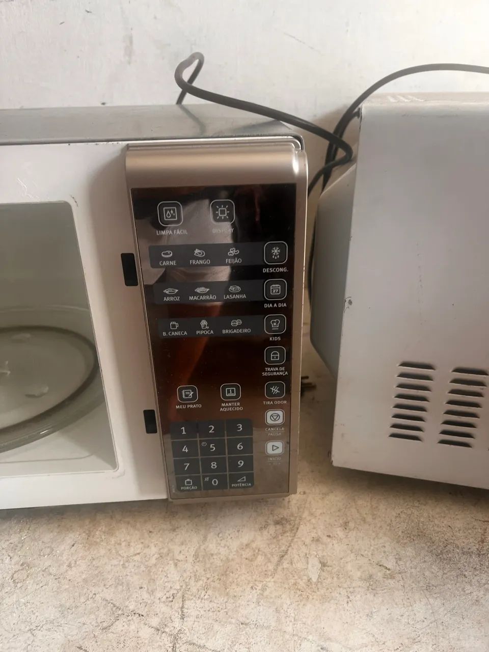 Vendo 02 microondas 