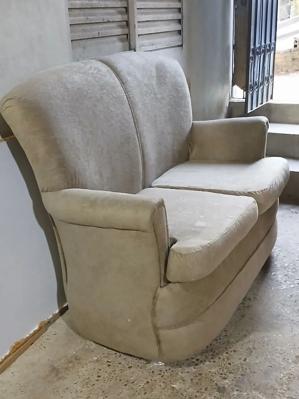 Sofá de dois lugares, no tecido Sued bege escuro. - Foto 3