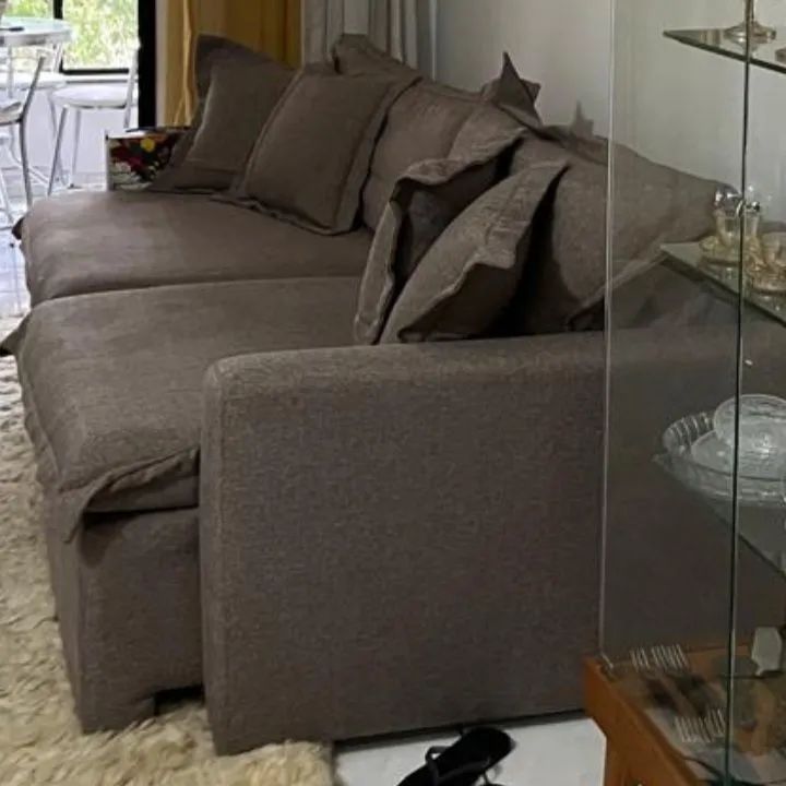 Vendo sofá marrom de três lugares.