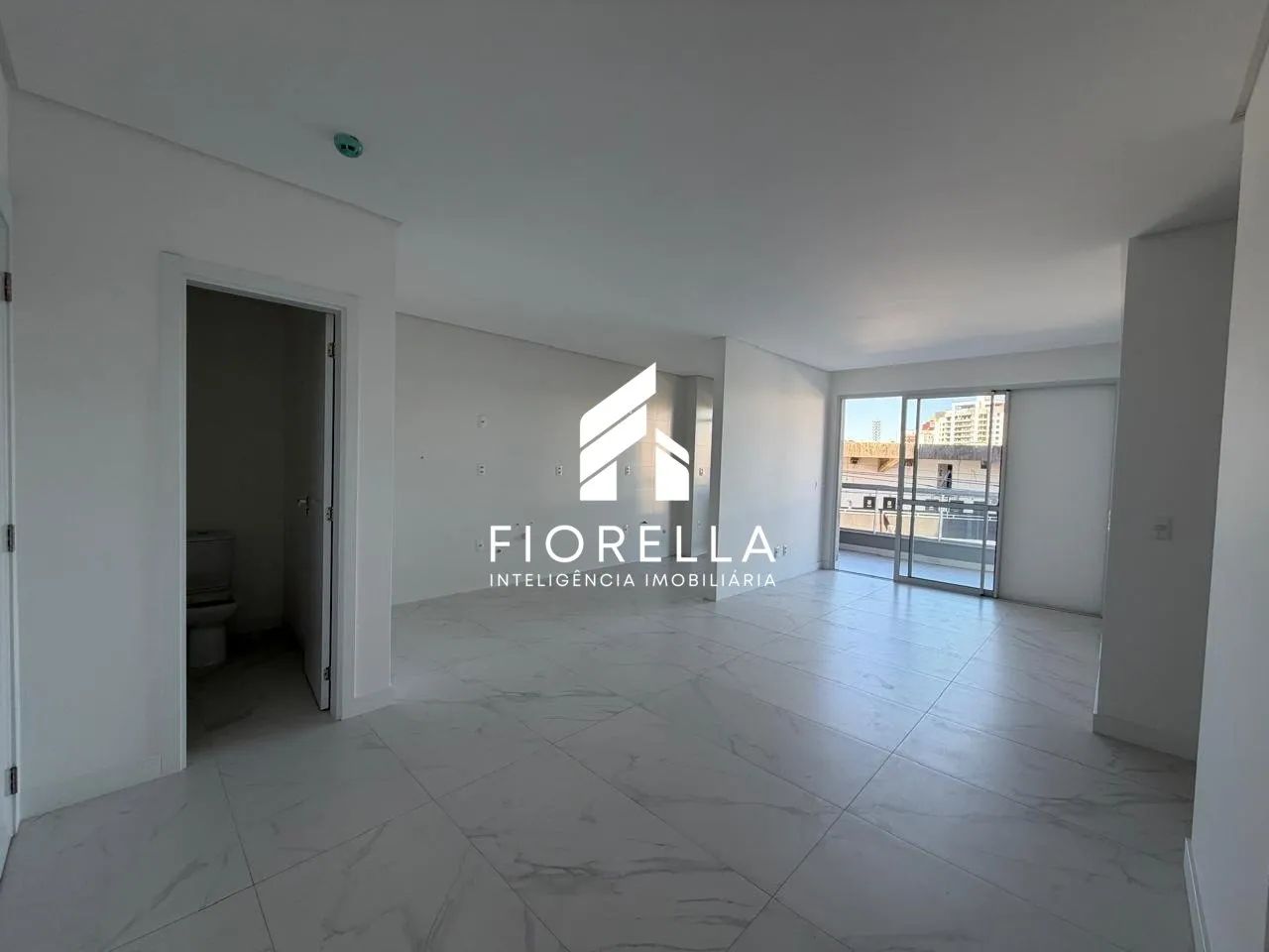 Apartamento à venda com 03 suítes no bairro Estreito - Florianópolis/SC.
