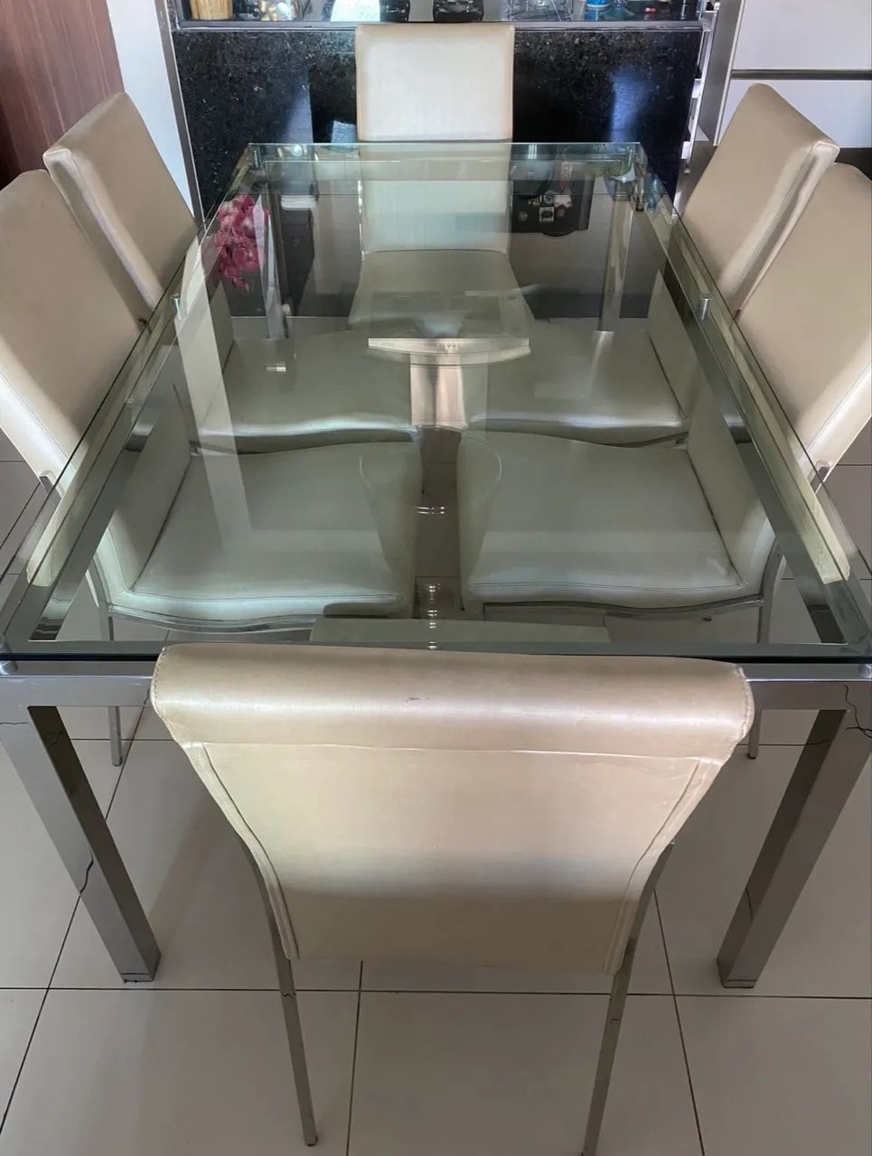 Mesa retangular, de vidro, com 6 cadeiras. 