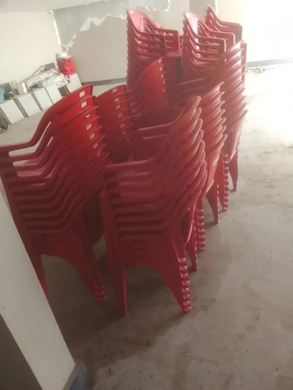 Cadeira de plástico 108 cadeira e 26 mesas 400 reais cada jogo  - Foto 2