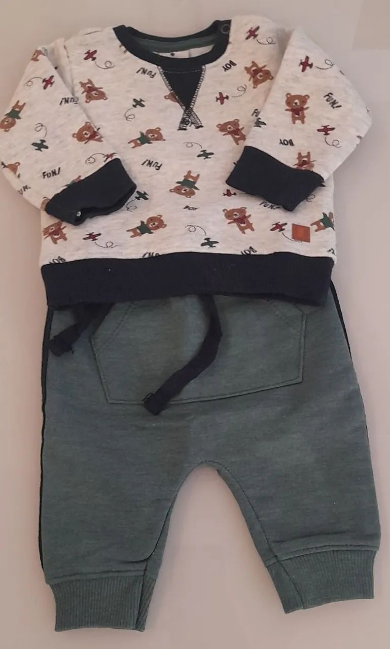 Conjunto em moletom com blusa estampada com ursinhos e calça verde com detalhes marinho