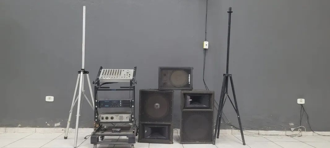 MESA DE SOM COM 2 CAIXAS E 2 PEDESTAIS
