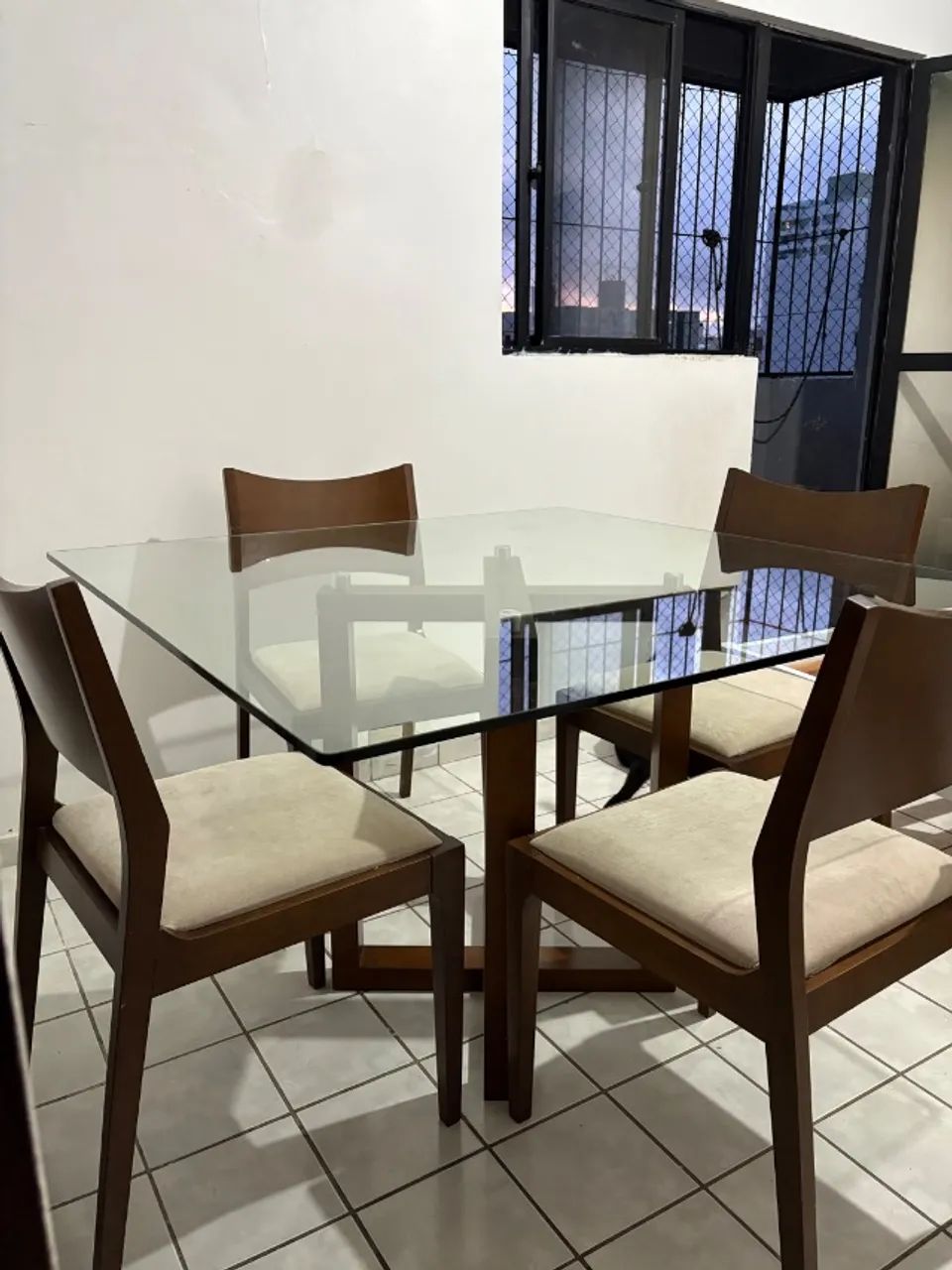 Mesa com 4 cadeiras 