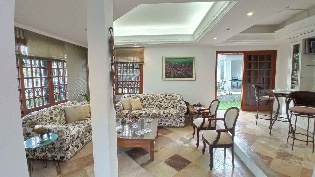 Casa com 4 Dormitórios à Venda, 316m2, de Área Construída, Piscina, Edícula e Anexo - Sant
