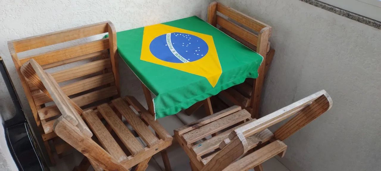 Mesa com 4 cadeiras madeira dobrável 