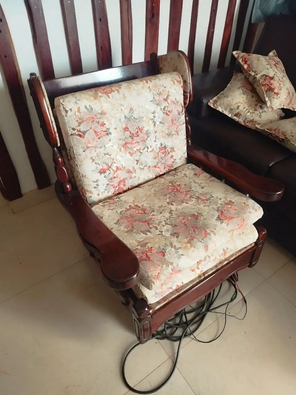 Poltrona de balanço de madeira 475502464981411841