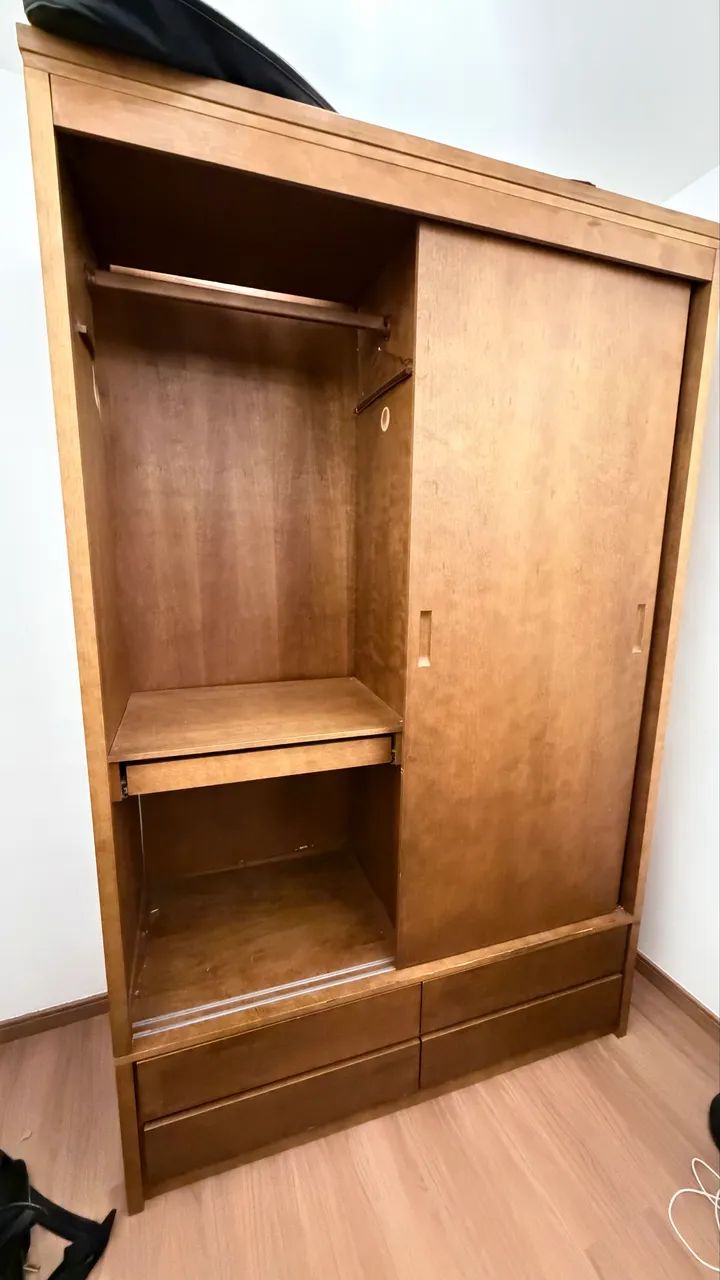 Guarda roupa de madeira com espelho e porta de correr - Foto 4