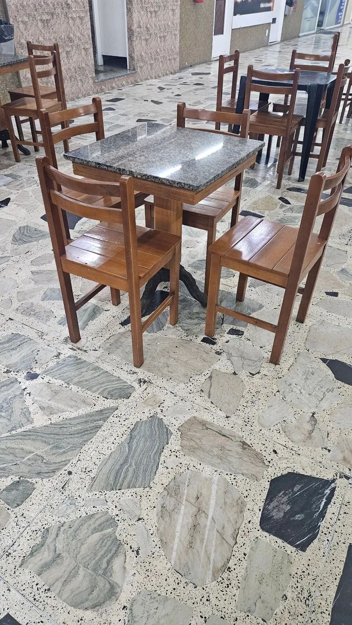 Conjunto mesa com tampo mármore + 4 cadeiras madeira
