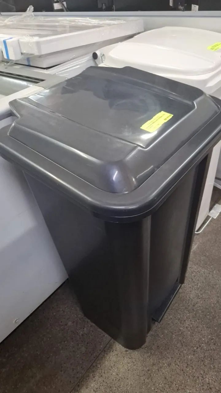 LIXEIRA RETANGULAR COM PEDAL 100L