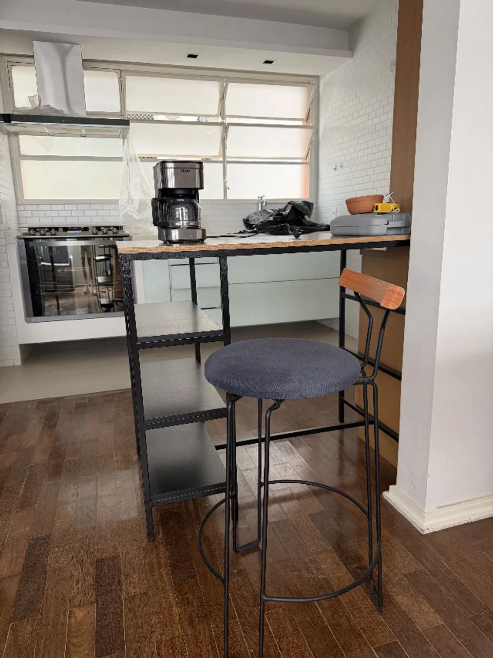  2x BANQUETAS DE DESIGN (ESTRUTURA PRETA) 