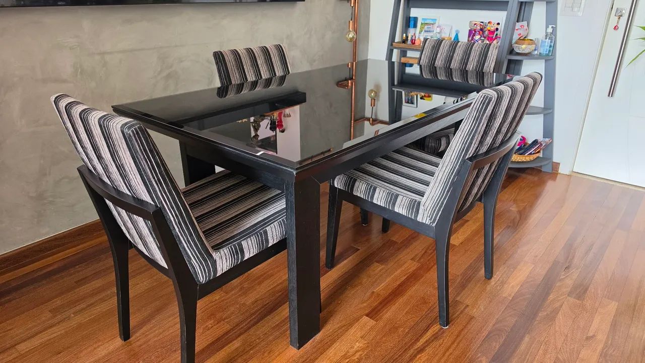 Mesa com vidro preto e 6 cadeiras - Foto 3