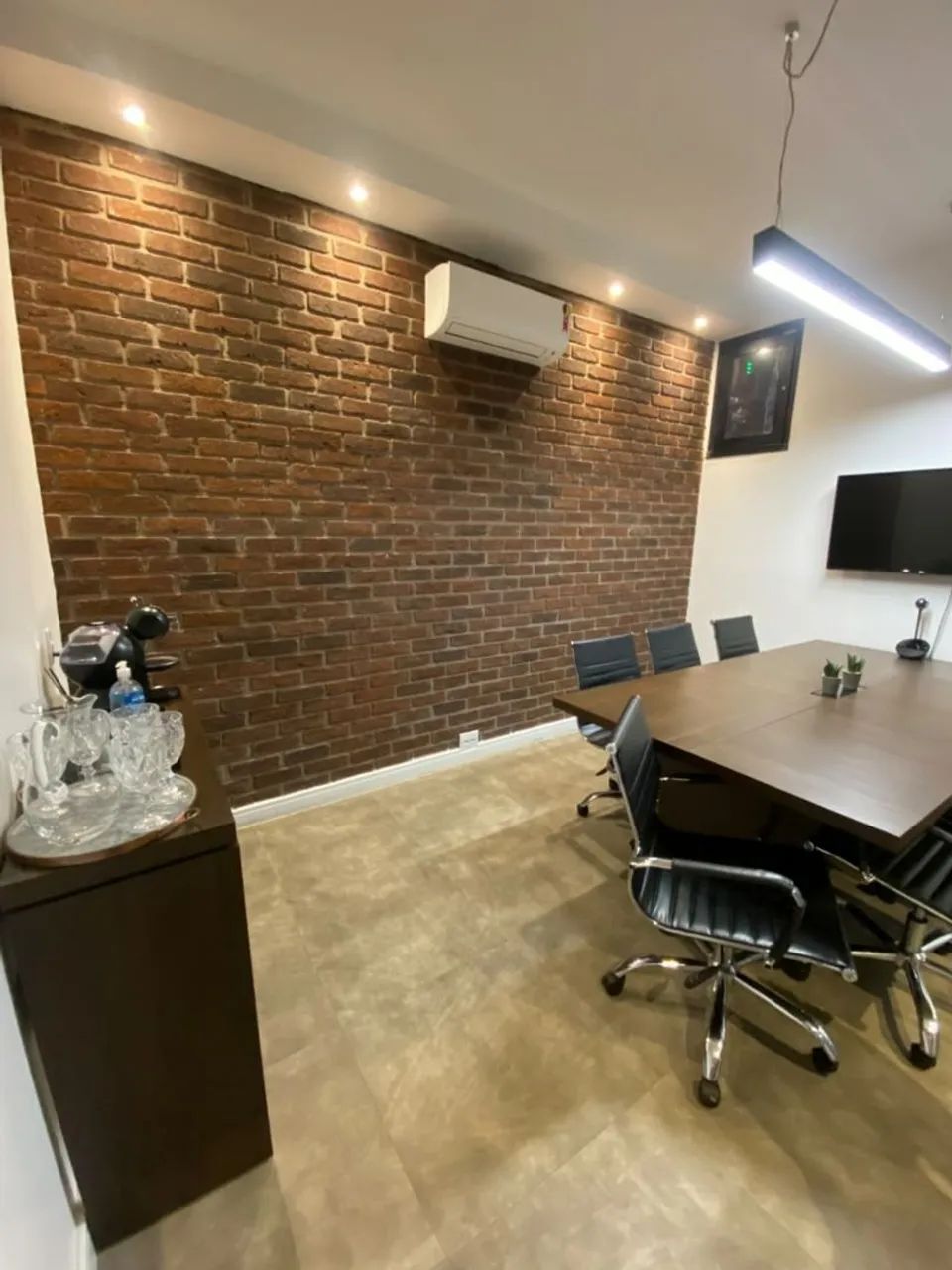 Sala para compartilhar, ideal para arquiteto, engenharia, ADM etc