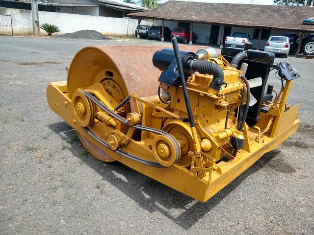 Rolo compactador de arrasto motorizado