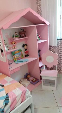 Armario completo, mesa e cadeira infantil, nichos, prateleiras