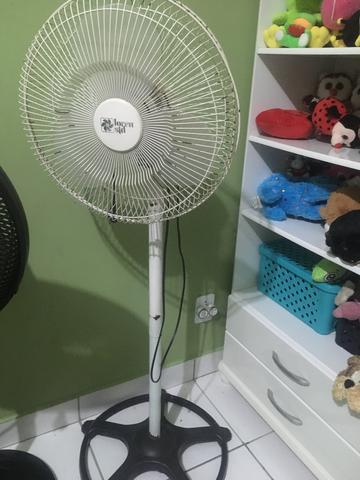 Ventilador branco de pé