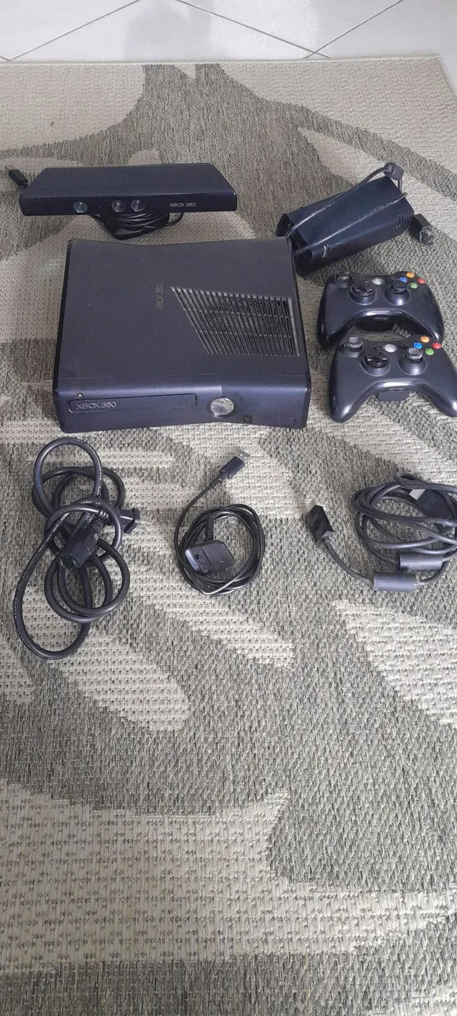 Xbox 360 Bloqueado (Usado) em ótimo estado + 1 controle original e 1  paralelo + 10 jogos originais + Kinect + duas baterias e carregadores.