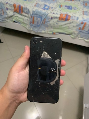iPhone 8 quebrado (Leia a descrição)!!