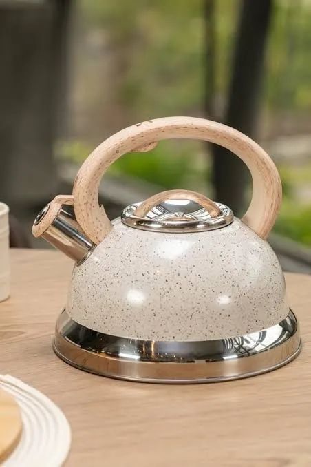 Chaleira brinox 2,7 litros nova na caixa - Foto 3