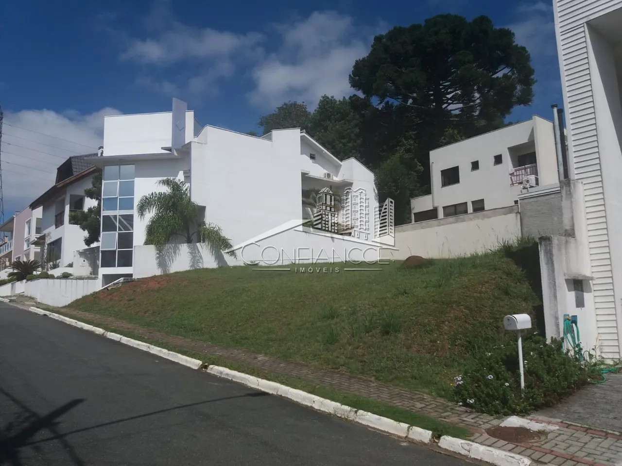 Terreno em condomínio fechado à venda no Orleans em Curitiba | Confiancce Imóveis